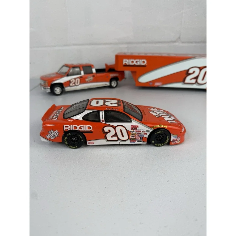 Action Brookfield Collectors Guild 1:24 Tony Stewart Crew Cab, Enclosed Trailer
